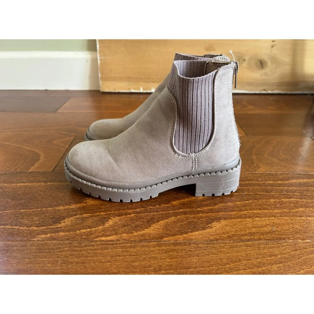 Steve Madden Girls Taupe Faux Suede Lug Sole Chelsea Ankle Boots‎ Size  2